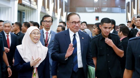 Thủ tướng Malaysia và phu nhân bắt đầu chuyến thăm chính thức Việt Nam - Ảnh 1. Thủ tướng Malaysia Anwar Ibrahim và phu nhân - Ảnh: AFP