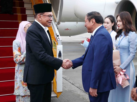 Thủ tướng Malaysia Anwar Ibrahim bắt tay các quan chức Việt Nam đón đoàn tại sân bay Nội Bài (Hà Nội) - Ảnh: TTXVN Thủ tướng Malaysia Anwar Ibrahim bắt tay các quan chức Việt Nam đón đoàn tại sân bay Nội Bài (Hà Nội) - Ảnh: TTXVN