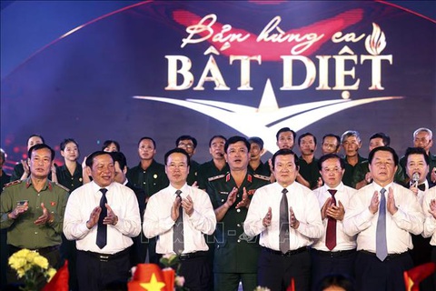 Chủ tịch nước Võ Văn Thưởng dự chương trình nghệ thuật 'Bản hùng ca bất diệt' - Ảnh 1. Chủ tịch nước Võ Văn Thưởng cùng các nguyên lãnh đạo, lãnh đạo Đảng, Nhà nước tham dự chương trình - Ảnh: TTXVN