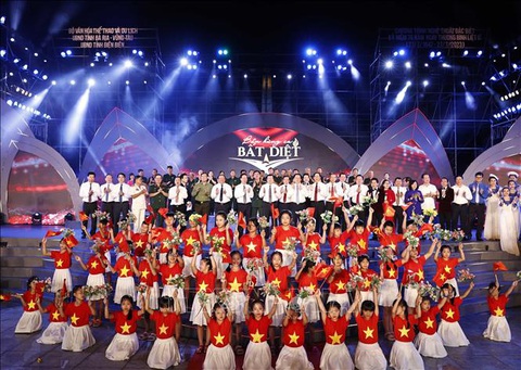 Chủ tịch nước Võ Văn Thưởng dự chương trình nghệ thuật 'Bản hùng ca bất diệt' - Ảnh 3. Chủ tịch nước Võ Văn Thưởng cùng các lãnh đạo, nguyên lãnh đạo Đảng, Nhà nước và các đại biểu dự chương trình - Ảnh: TTXVN
