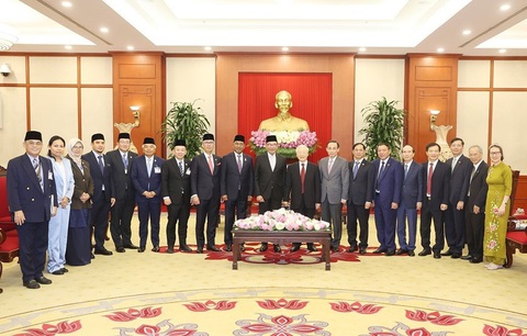 Việt Nam, Malaysia chia sẻ kinh nghiệm chống tham nhũng - Ảnh 2. Tổng bí thư Nguyễn Phú Trọng và Thủ tướng Malaysia Anwar Ibrahim cùng đoàn đại biểu hai nước chụp ảnh tại cuộc tiếp chiều 20-7 - Ảnh: TTXVN