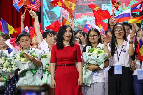 Việt Nam đang có khoảng 600.000 nhân lực chất lượng cao ở nước ngoài- Ảnh 3. Thứ trưởng Bộ Ngoại giao Lê Thị Thu Hằng tại sự kiện khởi động Trại hè Việt Nam 2023 hồi tháng 7-2023 - Ảnh: DUY LINH