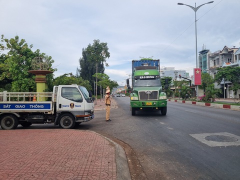 Cảnh sát giao thông tỉnh Bình Định kiểm tra các xe chở dăm gỗ - Ảnh: ĐẠT NGUYỄN Cảnh sát giao thông tỉnh Bình Định kiểm tra các xe chở dăm gỗ - Ảnh: ĐẠT NGUYỄN