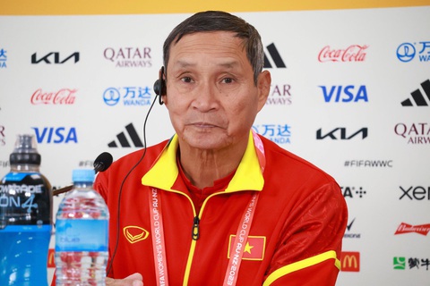 HLV Mai Đức Chung và Huỳnh Như: “Giảm bàn thua, tuyệt hơn là ghi được bàn thắng” - Ảnh 3. HLV Mai Đức Chung tự tin trong buổi họp báo - Ảnh: TR.N.