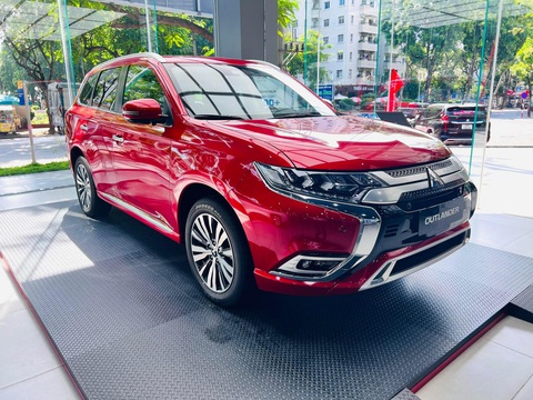 Tin tức giá xe: Mitsubishi Outlander giảm giá 'bắt đáy' phân khúc - Ảnh 1. Mitsubishi Outlander đang hưởng tổng ưu đãi 150% lệ phí trước bạ tại một số đại lý - Ảnh: Đại lý Mitsubishi/Facebook