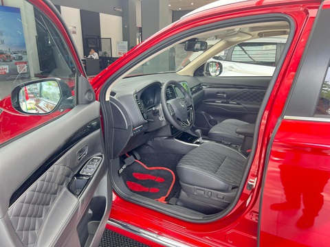 Tin tức giá xe: Mitsubishi Outlander giảm giá 'bắt đáy' phân khúc - Ảnh 2. Thiết kế Mitsubishi Outlander có phần mềm mại so với những mẫu cũng sử dụng ngôn ngữ Dynamic Shield khác. Mâm hai tông màu 18 inch. Kích thước xe 4.695 x 1.800 x 1.710 (mm), chiều dài cơ sở 2.670mm. Xe dạng 5+2 giống Honda CR-V, trong khi phần còn lại của phân khúc chỉ có 5 chỗ ngồi - Ảnh: Đại lý Mitsubishi/Facebook