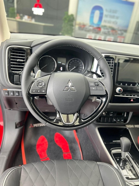 Tin tức giá xe: Mitsubishi Outlander giảm giá 'bắt đáy' phân khúc - Ảnh 3. Tiện nghi nội thất nổi bật có màn hình cảm ứng 8 inch, cửa sổ trời, điều hòa tự động hai vùng độc lập, lẫy chuyển số hay ghế lái chỉnh điện 8 hướng. Bản cao nhất có nhiều công nghệ an toàn hiện đại như cảnh báo và giảm thiểu va chạm phía trước, cảnh báo chệch làn đường, cảnh báo điểm mù, hỗ trợ chuyển làn đường, cảnh báo phương tiện cắt ngang phía sau cùng 7 túi khí - Ảnh: Đại lý Mitsubishi/Facebook
