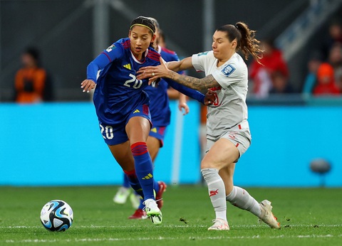 Tuyển nữ Philippines thua Thụy Sĩ 0-2 ở trận ra quân World Cup nữ 2023 - Ảnh 3. Tuyển nữ Philippines (trái) nỗ lực nhưng vẫn không thể gây bất ngờ trước Thuỵ Sĩ - Ảnh: REUTERS