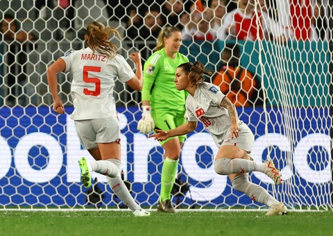 Tuyển nữ Philippines thua Thụy Sĩ 0-2 ở trận ra quân World Cup nữ 2023 - Ảnh 1. Niềm vui của tuyển nữ Thuỵ Sĩ sau khi ghi bàn vào lưới Philippines ở World Cup nữ 2023 - Ảnh: REUTERS