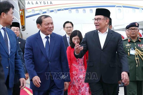 Thủ tướng Malaysia bắt đầu thăm chính thức Việt Nam - Ảnh 1. Thủ tướng Malaysia Anwar Ibrahim tại sân bay Nội Bài (Hà Nội) chiều 20-7 - Ảnh: TTXVN