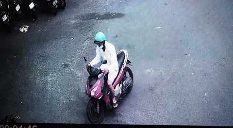 Chuốc thuốc mê người bán vé số để trộm tiền, rồi đầu thú vì hối hận - Ảnh 1. Camera an ninh ghi lại hình ảnh ông P. sau khi chuốc thuốc mê, trộm tiền của nạn nhân và bỏ trốn