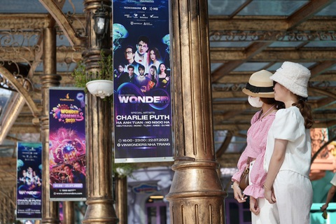 Đại nhạc hội quốc tế 8Wonders: Phát triển du lịch âm nhạc đón du khách 'chịu chi' - Ảnh 2. Du khách tham quan VinWonders tìm hiểu thêm các thông tin về đại nhạc hội 8Wonder trên đảo - Ảnh: Hữu Hạnh