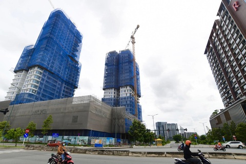 TP.HCM: rút ngắn thủ tục đầu tư dự án nhà ở xã hội, nhà ở công nhân - Ảnh 1. Chung cư đang được xây dựng ở TP Thủ Đức, TP.HCM (ảnh chụp trưa 18-7) - Ảnh: QUANG ĐỊNH