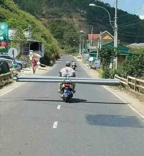 Ảnh vui 21-7: Em bị con rắn nó cắn, chẳng biết có sao không? - Ảnh 6. Đường này của anh, chú em nhé!