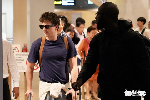 Charlie Puth bảnh bao và thân thiện khi lần đầu đến Việt Nam, anh được báo chí Việt Nam chào đón - Ảnh: HỮU HẠNH Charlie Puth bảnh bao và thân thiện khi lần đầu đến Việt Nam, anh được báo chí Việt Nam chào đón - Ảnh: HỮU HẠNH