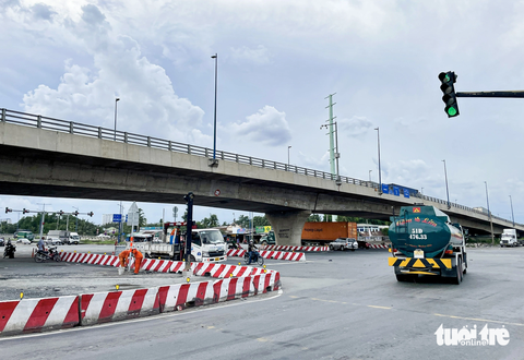 Chấm dứt hợp đồng với nhà thầu mở rộng đường Đồng Văn Cống - Ảnh 1. Công trình mở rộng đường Đồng Văn Cống, đoạn từ cầu Giồng Ông Tố 2 đến nút giao thông Mỹ Thủy (TP Thủ Đức, TP.HCM) - Ảnh: CHÂU TUẤN