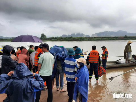 Ba nam sinh mất tích, thấy xe đạp trên bãi sông - Ảnh 1. Lực lượng cứu hộ cứu nạn tìm kiếm ba nam sinh mất tích nghi đuối nước ở sông Lam sáng 21-7 - Ảnh: N.THẮNG