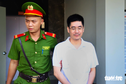 Viện kiểm sát: Hoàng Văn Hưng đã phản bội đồng đội, đồng chí - Ảnh 1. Cựu điều tra viên Hoàng Văn Hưng được dẫn giải đến phiên tòa xử vụ chuyến bay giải cứu - Ảnh: DANH TRỌNG