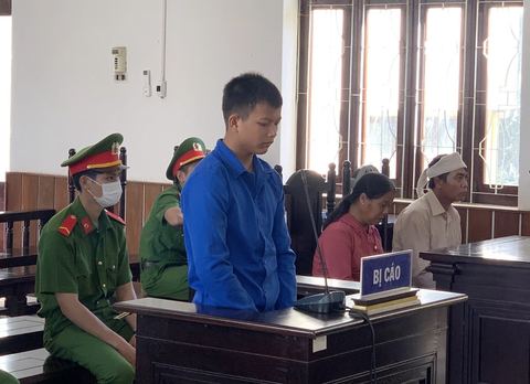 Giết người vì bị yêu cầu dọn dẹp sau khi ăn uống - Ảnh 1. Đinh Văn Man tại tòa - Ảnh: ANH THƯ