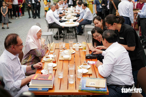Thủ tướng Phạm Minh Chính quẹt thẻ mời cà phê, tặng sách Thủ tướng Malaysia - Ảnh 8. Thủ tướng Phạm Minh Chính quẹt thẻ thanh toán tiền cà phê cho bàn của mình trước khi ra về - Ảnh: NGUYỄN KHÁNH