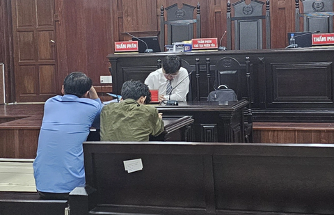 Tiền Giang: Cựu điều tra viên, kiểm sát viên cùng lãnh án vì làm giả hồ sơ - Ảnh 1. Các bị cáo tại tòa - Ảnh: ĐAN THUẦN