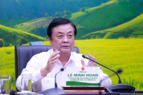 Bộ trưởng NN&PTNT muốn thành lập hiệp hội kiểu mới liên kết chặt nông dân, doanh nghiệp, chính quyền - Ảnh 1. Bộ trưởng Bộ NN&PTNT Lê Minh Hoan phát biểu tại hội thảo thông qua hình thức trực tuyến - Ảnh: CHÍ TUỆ
