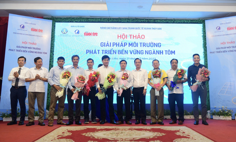 Bộ trưởng NN&PTNT muốn thành lập hiệp hội kiểu mới liên kết chặt nông dân, doanh nghiệp, chính quyền - Ảnh 2. Ban tổ chức tặng hoa cho các khách mời tham gia hội thảo - Ảnh: QUANG ĐỊNH