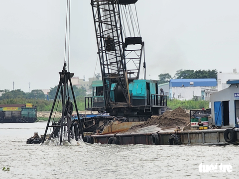 Thanh tra Chính phủ nêu ra nhiều sai phạm trong quản lý, khai thác cát - Ảnh 2. Thanh tra Chính phủ yêu cầu thu hồi các giấy phép được gia hạn sau ngày 1-7-2011 nhưng còn hiệu lực và thu nộp bổ sung tiền cấp quyền khai thác khoáng sản hơn 2,6 tỉ đồng - Ảnh: BỬU ĐẤU