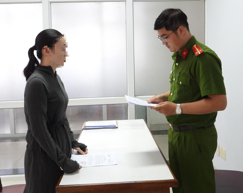 Sập bẫy cho vay để đáo hạn ngân hàng, bị lừa tiền tỉ - Ảnh 1. Cơ quan điều tra tống đạt quyết định khởi tố bà Chi - Ảnh: H.B.