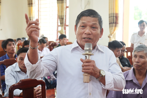 Vụ chặn xe tải vào cảng biển quốc tế: Đối thoại với người dân - Ảnh 2. Ông Nguyễn Công Xuân, người dân xã Nghi Thiết, đề nghị công khai các chỉ số môi trường về tận thôn cho người biết, giám sát - Ảnh: DOÃN HÒA