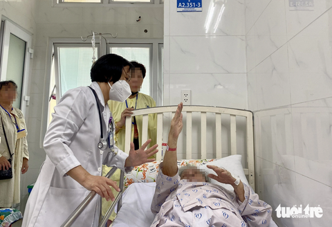 Khoảng 20.000 người đột quỵ mỗi năm, tăng nhiều ở người trẻ - Ảnh 1. Bác sĩ CKI Lê Thị Thúy Uyên - phó trưởng khoa nội thần kinh Bệnh viện Thống Nhất (TP.HCM) - thăm khám, đánh giá khả năng phục hồi sau đột quỵ cho một bệnh nhân - Ảnh: X.M.