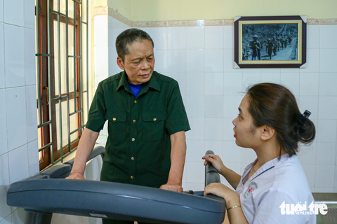 Một thương binh đang tập đi bộ nâng cao sức khoẻ tại Trung tâm Điều dưỡng thương binh Kim Bảng, Hà Nam - Ảnh: HÀ QUÂN Một thương binh tập đi bộ nâng cao sức khỏe tại Trung tâm Điều dưỡng thương binh Kim Bảng, Hà Nam - Ảnh: HÀ QUÂN