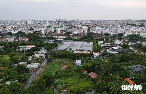 Cận cảnh nhà máy xử lý nước thải ngàn tỉ ở TP.HCM 7 năm “đói nước” - Ảnh 1. Nằm cạnh sông Vàm Thuật, Nhà máy xử lý nước thải Tham Lương - Bến Cát (giai đoạn 1) nằm trong khu đất rộng 2,3ha (phường An Phú Đông, quận 12). Đây là nhà máy đầu tiên của cả nước xử lý nước thải đạt loại A trước khi thải ra môi trường với công suất giai đoạn 1 là 131.000m3.