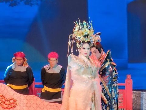 Bình Tinh có mặt trong vở Hoàn Châu cách cách - Ảnh: LINH ĐOAN Bình Tinh có mặt trong vở Hoàn Châu cách cách - Ảnh: LINH ĐOAN