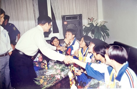 Tuyển nữ được chúc mừng sau chiến thắng rực rỡ đầu tiên - Ảnh tư liệu Tuyển nữ được chúc mừng sau chiến thắng rực rỡ đầu tiên - Ảnh tư liệu