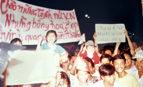 Nồng nhiệt mừng đội bóng đá nữ Việt Nam đoạt cúp - Ảnh tư liệu Nồng nhiệt mừng đội bóng đá nữ Việt Nam đoạt cúp - Ảnh tư liệu