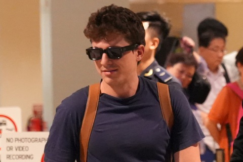 Tin tức giải trí 21-7: Charlie Puth cảm ơn sự tiếp đón nồng ấm của Việt Nam - Ảnh 2. Charlie Puth đến Việt Nam vào đêm 20-7 - Ảnh: Hữu Hạnh