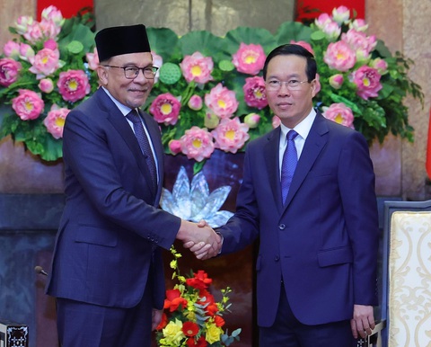 Thủ tướng Malaysia ngưỡng mộ Bác Hồ, muốn phổ biến tập thơ 'Nhật ký trong tù' - Ảnh 1. Chủ tịch nước Võ Văn Thưởng tiếp Thủ tướng Malaysia Anwar Ibrahim chiều 21-7 - Ảnh: TTXVN