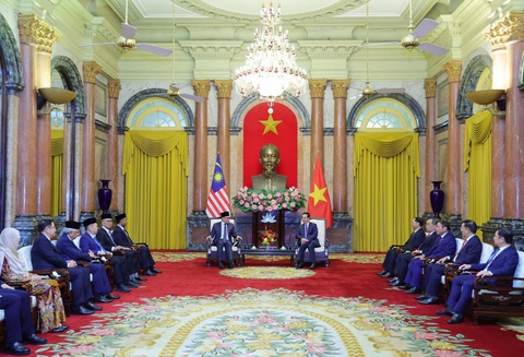 Thủ tướng Malaysia ngưỡng mộ Bác Hồ, muốn phổ biến tập thơ 'Nhật ký trong tù' - Ảnh 2. Toàn cảnh cuộc tiếp của Chủ tịch nước Võ Văn Thưởng với Thủ tướng Malaysia Anwar Ibrahim - Ảnh: TTXVN