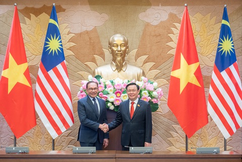 Thủ tướng Malaysia ngưỡng mộ Bác Hồ, muốn phổ biến tập thơ 'Nhật ký trong tù' - Ảnh 3. Chủ tịch Quốc hội Vương Đình Huệ tiếp Thủ tướng Malaysia Anwar Ibrahim - Ảnh: quochoi.vn
