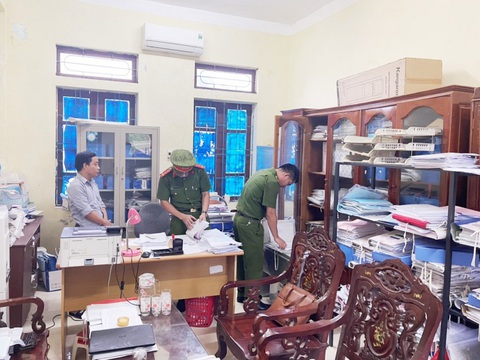 Bắt hai cựu kế toán xã để điều tra về tội lạm quyền - Ảnh 2. Công an khám xét nơi làm việc của Bùi Ngọc Ánh - Ảnh: CACC