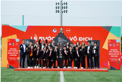 Chiến dịch ‘Niềm Tin Tạo Diệu Kỳ’ cổ vũ đội tuyển nữ Việt Nam tại World Cup Nữ 2023 - Ảnh 1. Đội tuyển nữ Việt Nam chụp ảnh cùng cúp vô địch World Cup nữ 2023