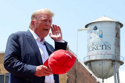 Mỹ ấn định ngày xét xử ông Trump vụ tài liệu mật - Ảnh 1. Cựu tổng thống Mỹ Donald Trump tại bang South Carolina, Mỹ hôm 1-7 - Ảnh: REUTERS