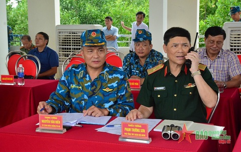 Thiếu tướng Phạm Trường Sơn trực tiếp chỉ đạo tại Trường bắn. Thiếu tướng Phạm Trường Sơn (phải) trực tiếp chỉ đạo tại trường bắn