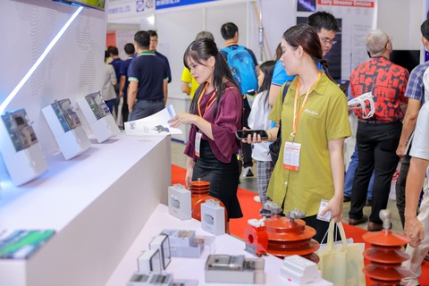 Khách hàng tìm hiểu các sản phẩm đo lường của Công ty Cổ phần Thiết bị đo điện EMIC Khách hàng tìm hiểu các sản phẩm đo lường của Công ty cổ phần Thiết bị đo điện EMIC