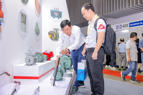 Đại diện Công ty Cổ phần Chế tạo Cơ điện Hà Nội (HEM) giới thiệu sản phẩm động cơ điện của đơn vị mình Đại diện Công ty cổ phần Chế tạo cơ điện Hà Nội (HEM) giới thiệu sản phẩm động cơ điện của đơn vị mình