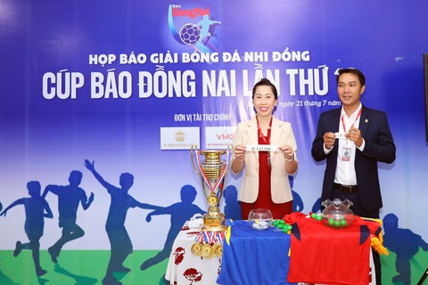 132 học sinh tranh tài tại Giải bóng đá nhi đồng Cúp báo Đồng Nai - Ảnh 1. Đại diện các đơn vị bốc thăm chia bảng, xếp lịch thi đấu tại Giải bóng đá nhi đồng Cúp báo Đồng Nai lần 19 năm 2023 - Ảnh: AN BÌNH