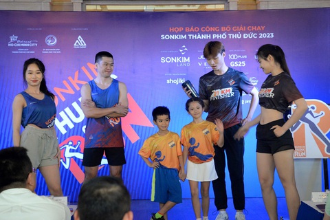 Ban tổ chức Giải chạy thành phố Thủ Đức giới thiệu các mẫu áo thân thiện với môi trường - Ảnh: H.T Ban tổ chức Giải chạy thành phố Thủ Đức giới thiệu các mẫu áo thân thiện với môi trường - Ảnh: H.T