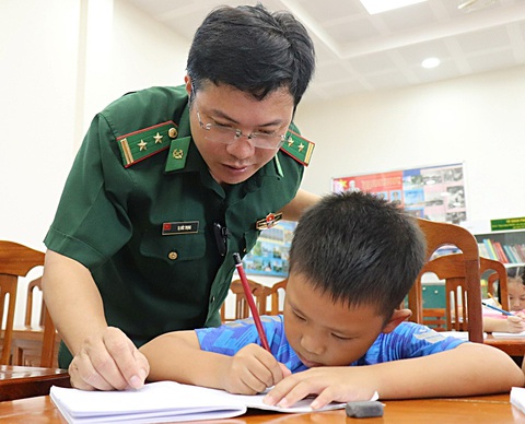 Chiến sĩ Hành quân xanh dạy tiếng Anh cho trẻ tại Đồn biên phòng Long Hòa (huyện Cần Giờ, TP.HCM) - Ảnh: C.K.