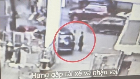 Hoàng Văn Hưng đề nghị viện kiểm sát đưa chứng cứ trong cặp số có 450 ngàn USD - Ảnh 3. Hình ảnh Hoàng Văn Hưng nhận chiếc cặp số được trình chiếu tại tòa - Ảnh: DANH TRỌNG